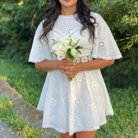 White Eyelet Sundress 💐 with cut-out - Picture 1 of 10